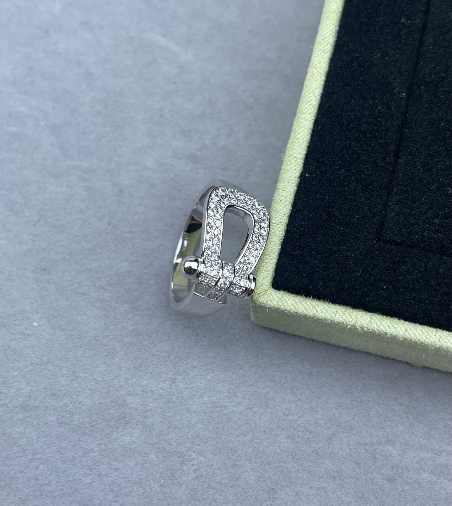 [Glimmer]Wide Hoof-Shaped Diamond-Studded Ring