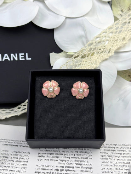 [Glimmer]26C Pink Camellia Pearl Enamel Stud Earrings