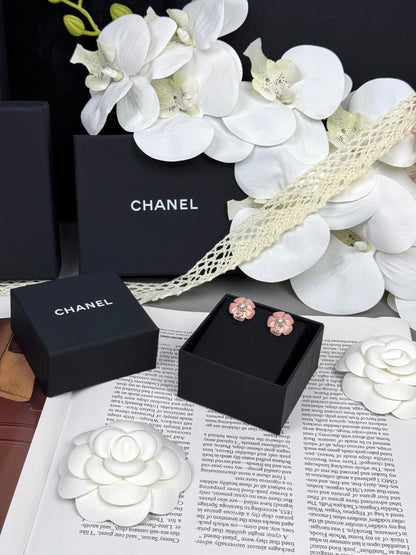 [Glimmer]26C Pink Camellia Pearl Enamel Stud Earrings