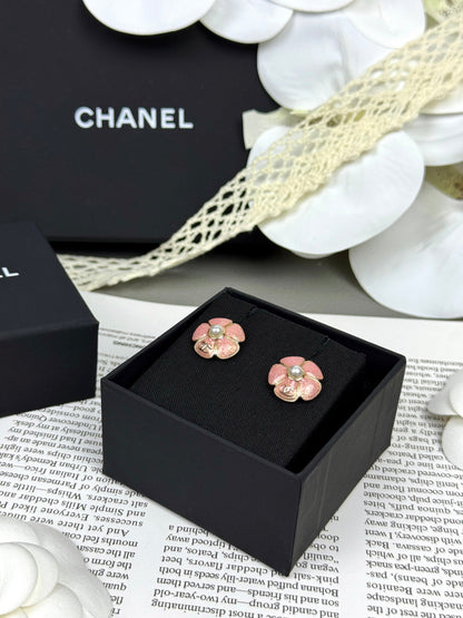 [Glimmer]26C Pink Camellia Pearl Enamel Stud Earrings