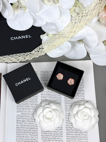 [Glimmer]26C Pink Camellia Pearl Enamel Stud Earrings