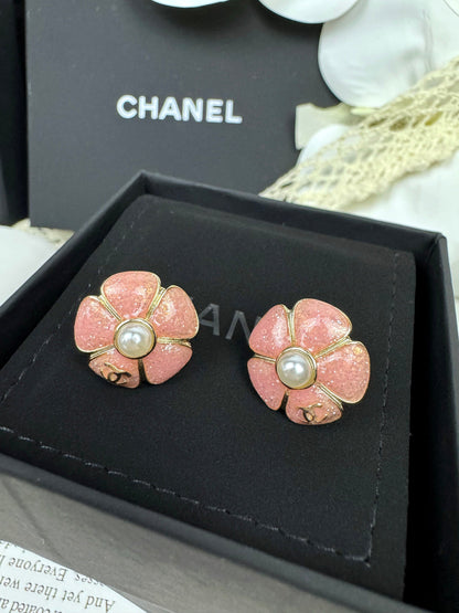 [Glimmer]26C Pink Camellia Pearl Enamel Stud Earrings