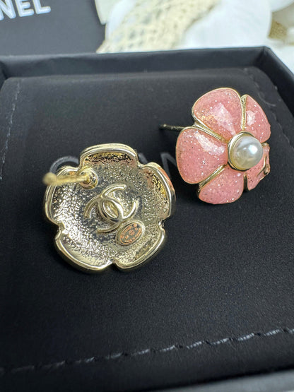 [Glimmer]26C Pink Camellia Pearl Enamel Stud Earrings