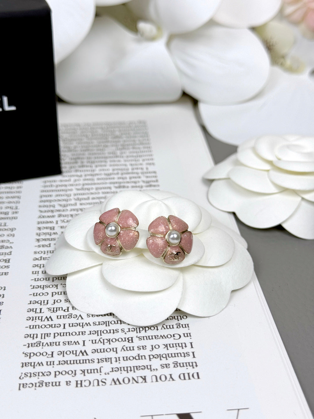 [Glimmer]26C Pink Camellia Pearl Enamel Stud Earrings