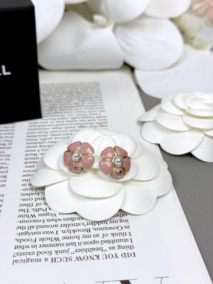 [Glimmer]26C Pink Camellia Pearl Enamel Stud Earrings