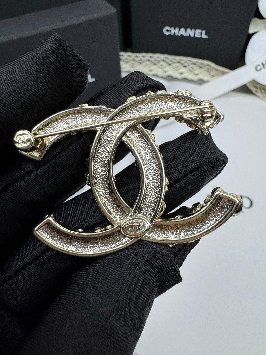 [Glimmer]26C Pink-White Enamel Ice Cream Cone Double C Brooch