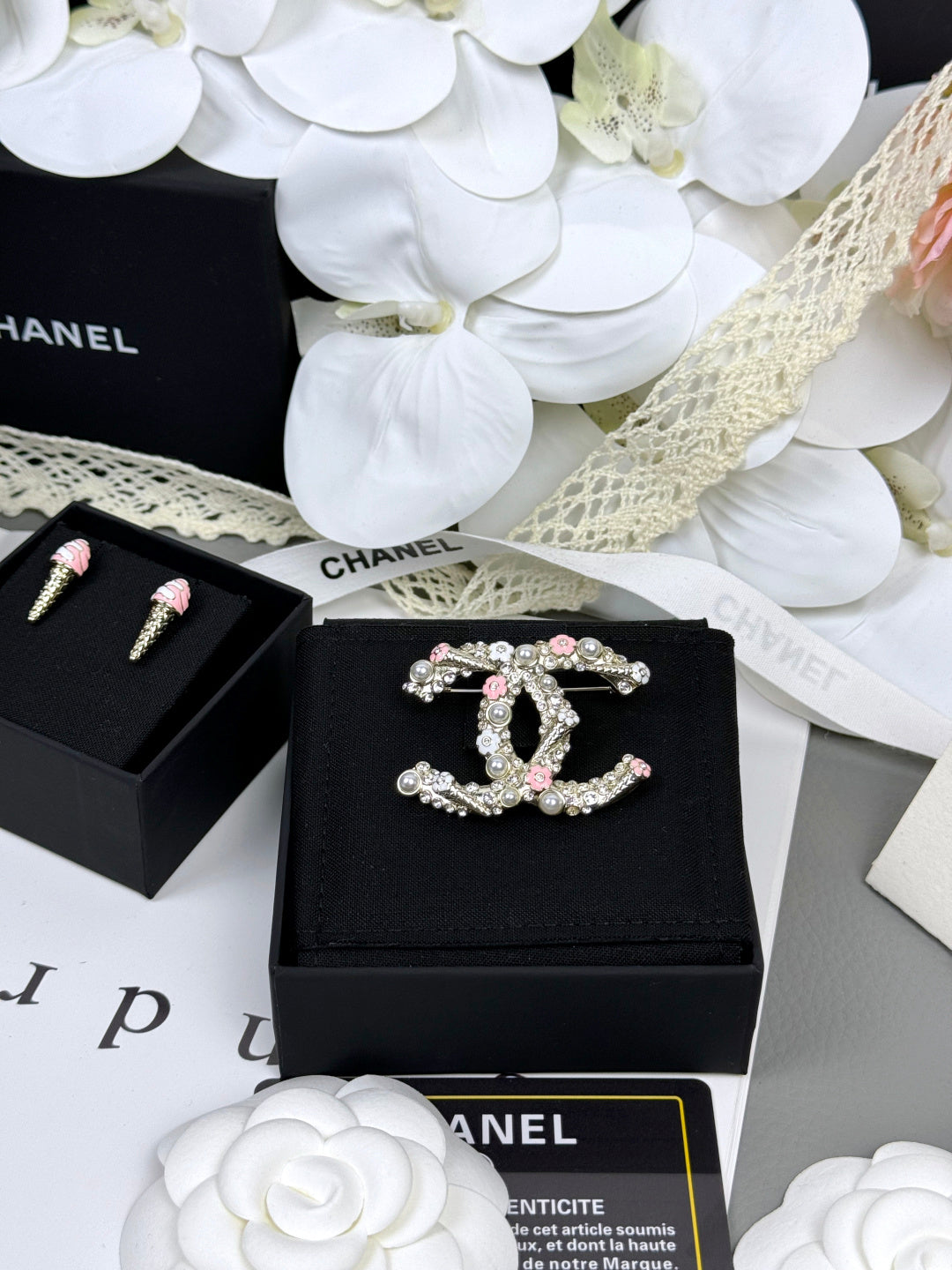 [Glimmer]26C Pink-White Enamel Ice Cream Cone Double C Brooch