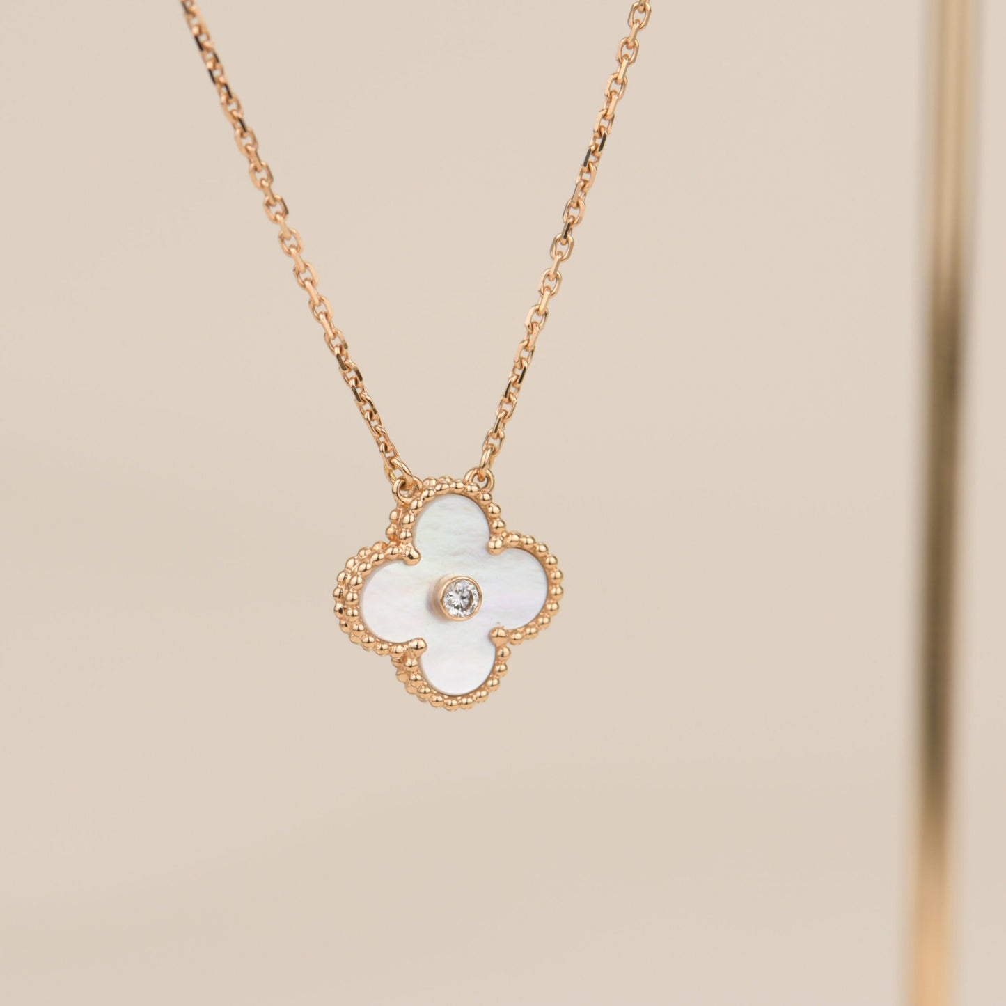 [Glimmer]CLOVER 15MM DIAMOND WHITE FRITILLARIA NECKLACE