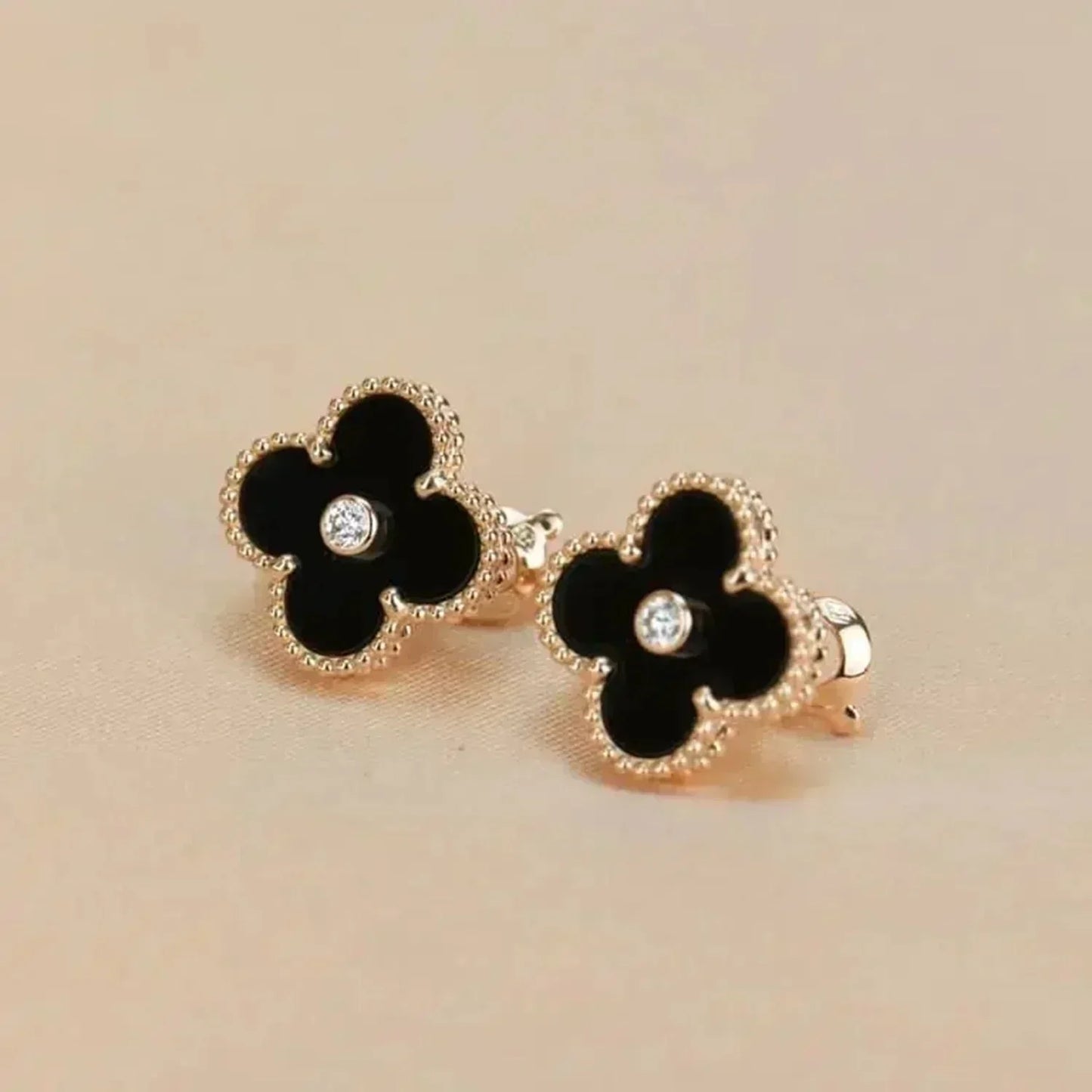 [Glimmer]CLOVER MEDIUM 1 MOTIFS ONYX DIAMOND EARRINGS