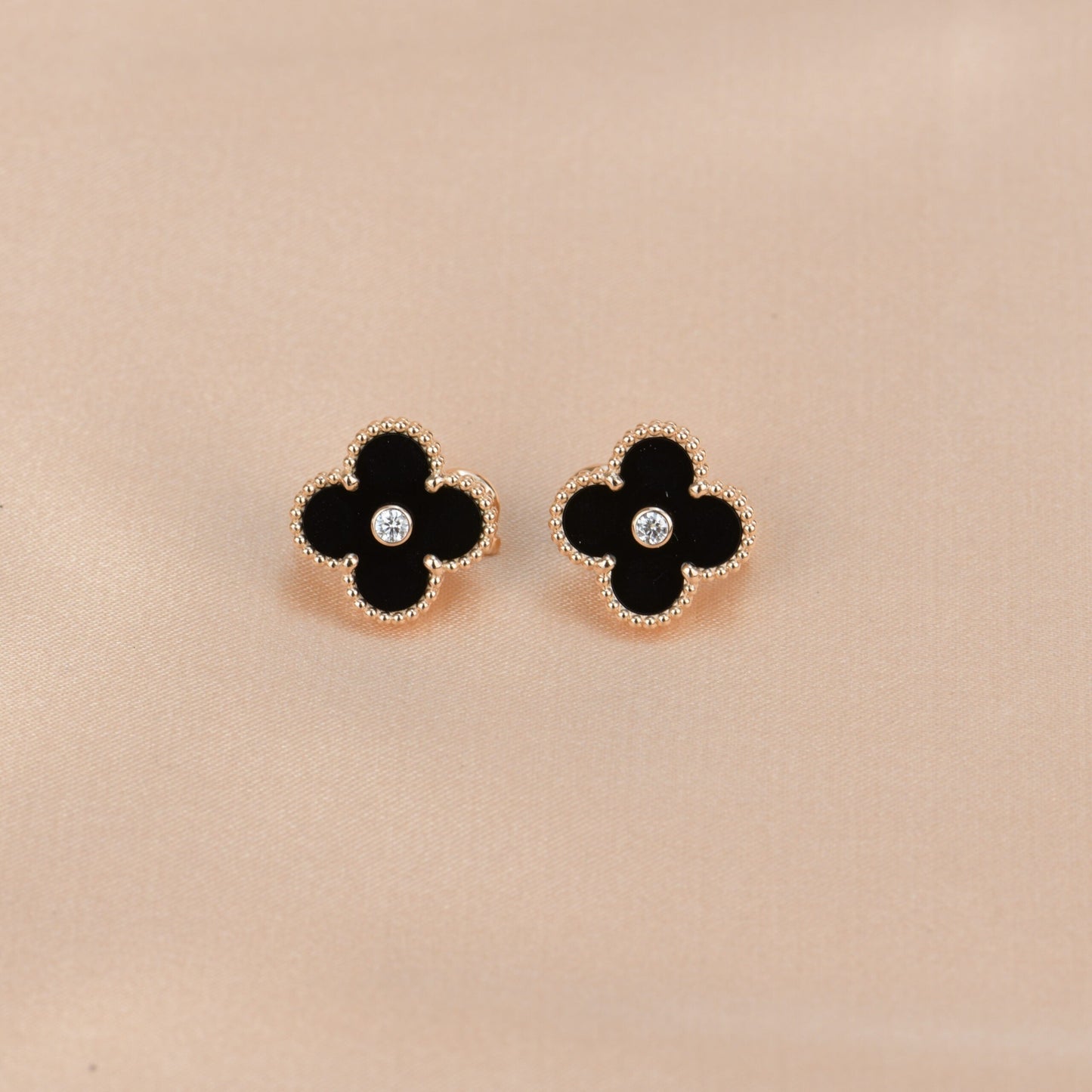 [Glimmer]CLOVER MEDIUM 1 MOTIFS ONYX DIAMOND EARRINGS