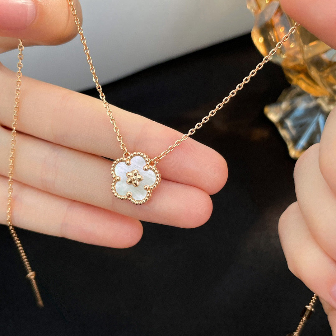 [Glimmer]LUCKY  WHITE MOP  PLUM BLOSSOM NECKLACE