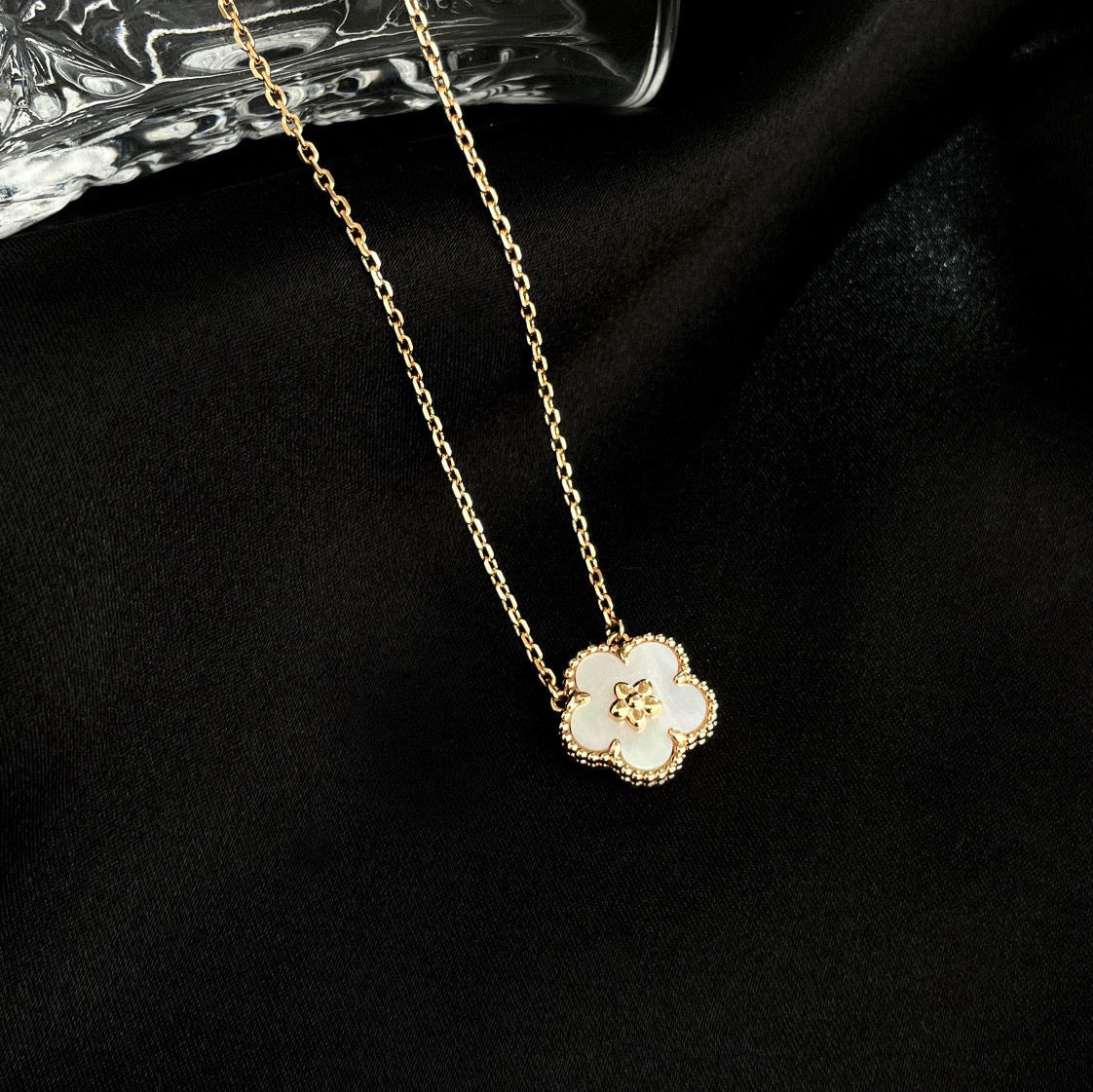 [Glimmer]LUCKY  WHITE MOP  PLUM BLOSSOM NECKLACE