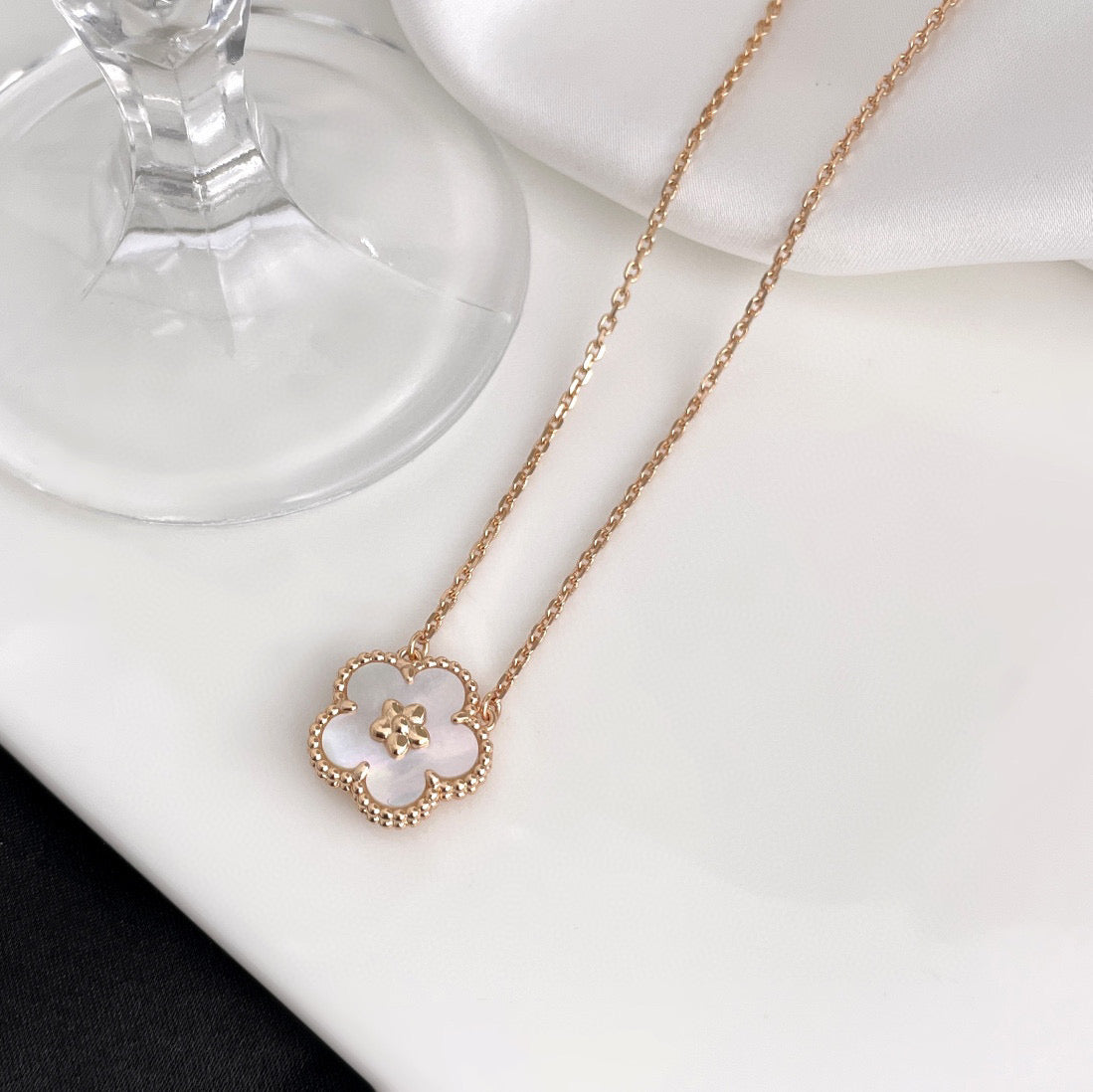 [Glimmer]LUCKY  WHITE MOP  PLUM BLOSSOM NECKLACE