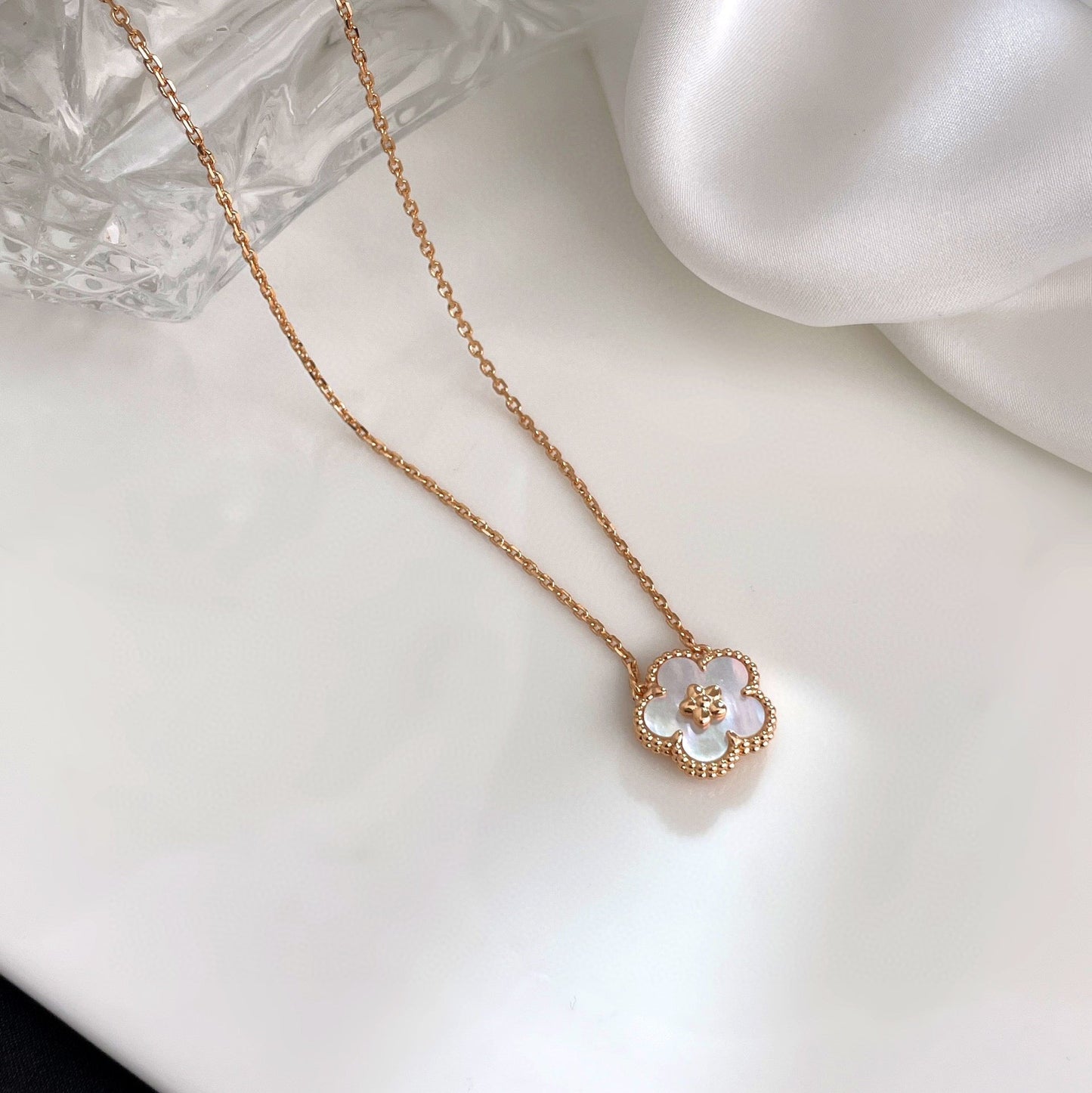 [Glimmer]LUCKY  WHITE MOP  PLUM BLOSSOM NECKLACE