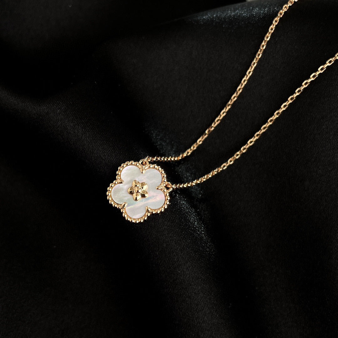 [Glimmer]LUCKY  WHITE MOP  PLUM BLOSSOM NECKLACE