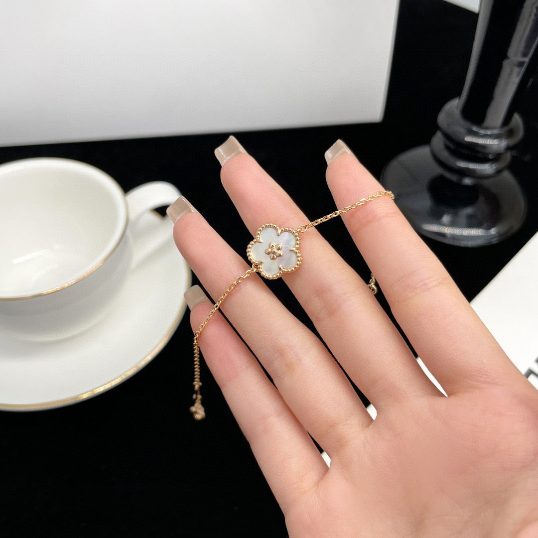 [Glimmer]LUCKY  WHITE MOP  PLUM BLOSSOM NECKLACE