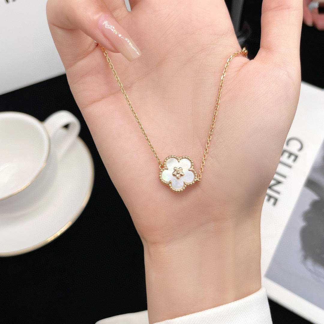[Glimmer]LUCKY  WHITE MOP  PLUM BLOSSOM NECKLACE