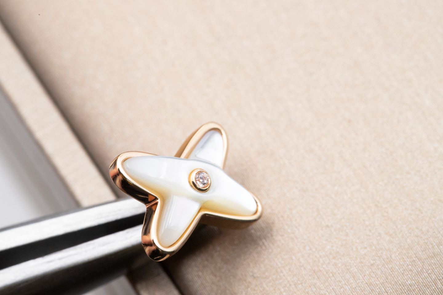 [Glimmer]JEUX DE WHITE MOP PINK GOLD DIAMOND EARRINGS