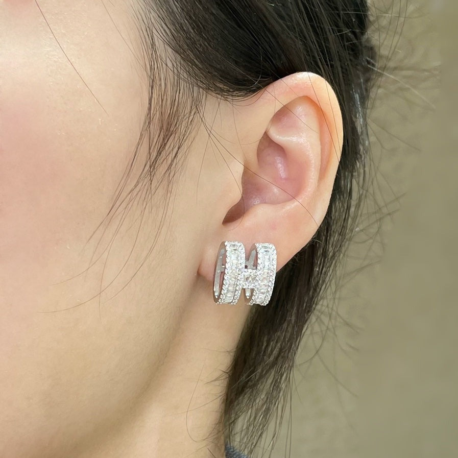 [Glimmer]H STUD EARRINGS WITH SILVER DIAMONDS