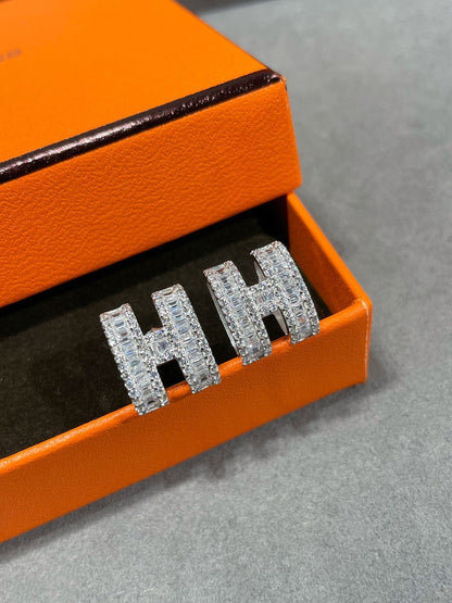 [Glimmer]H STUD EARRINGS WITH SILVER DIAMONDS