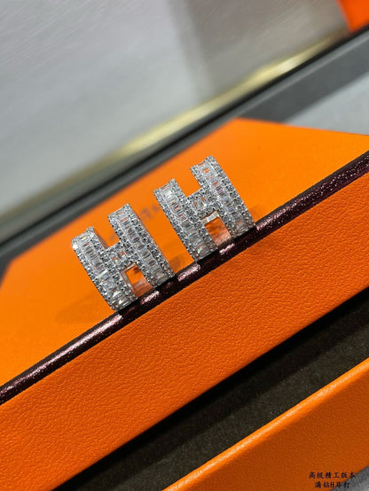 [Glimmer]H STUD EARRINGS WITH SILVER DIAMONDS