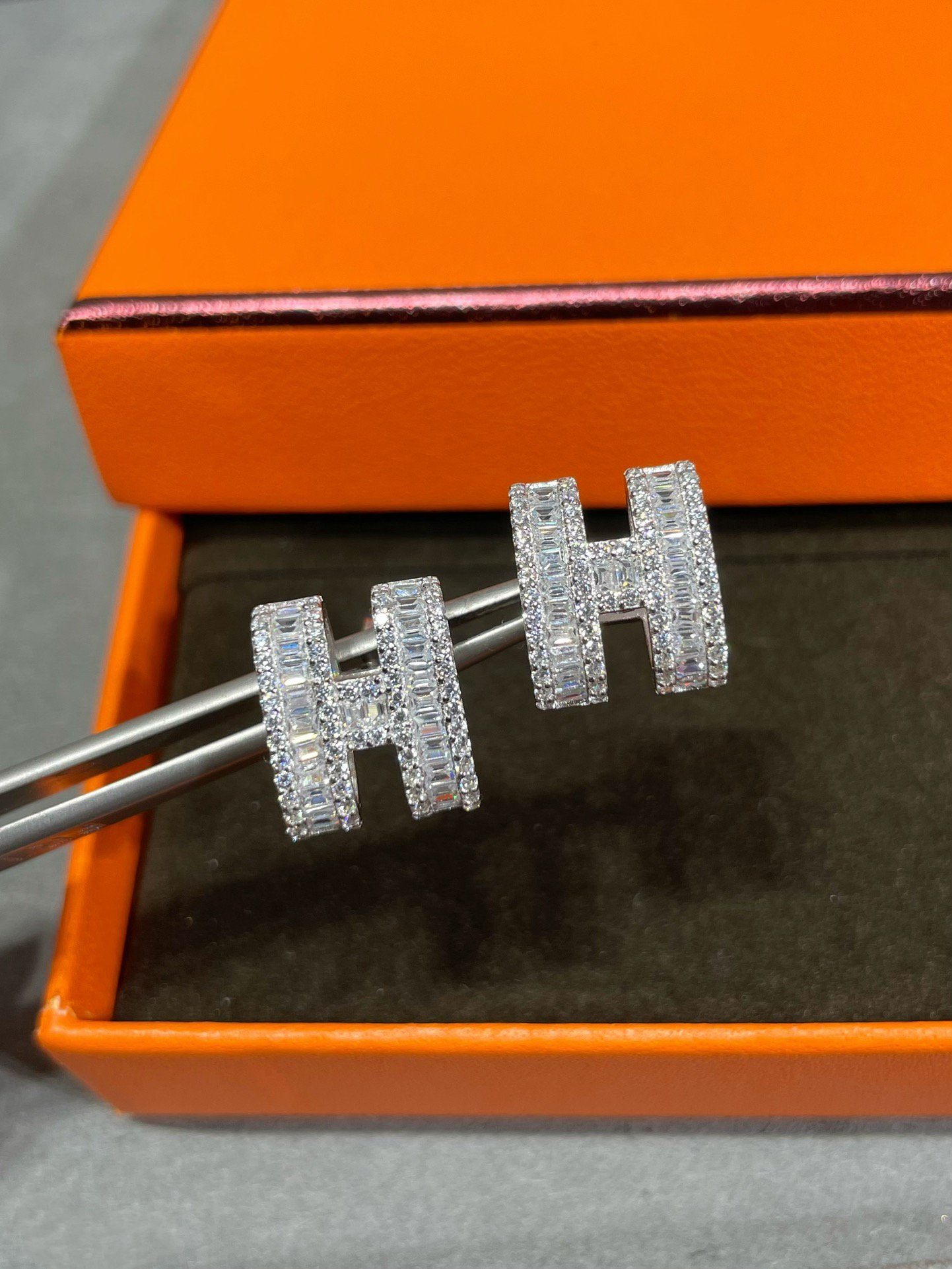 [Glimmer]H STUD EARRINGS WITH SILVER DIAMONDS