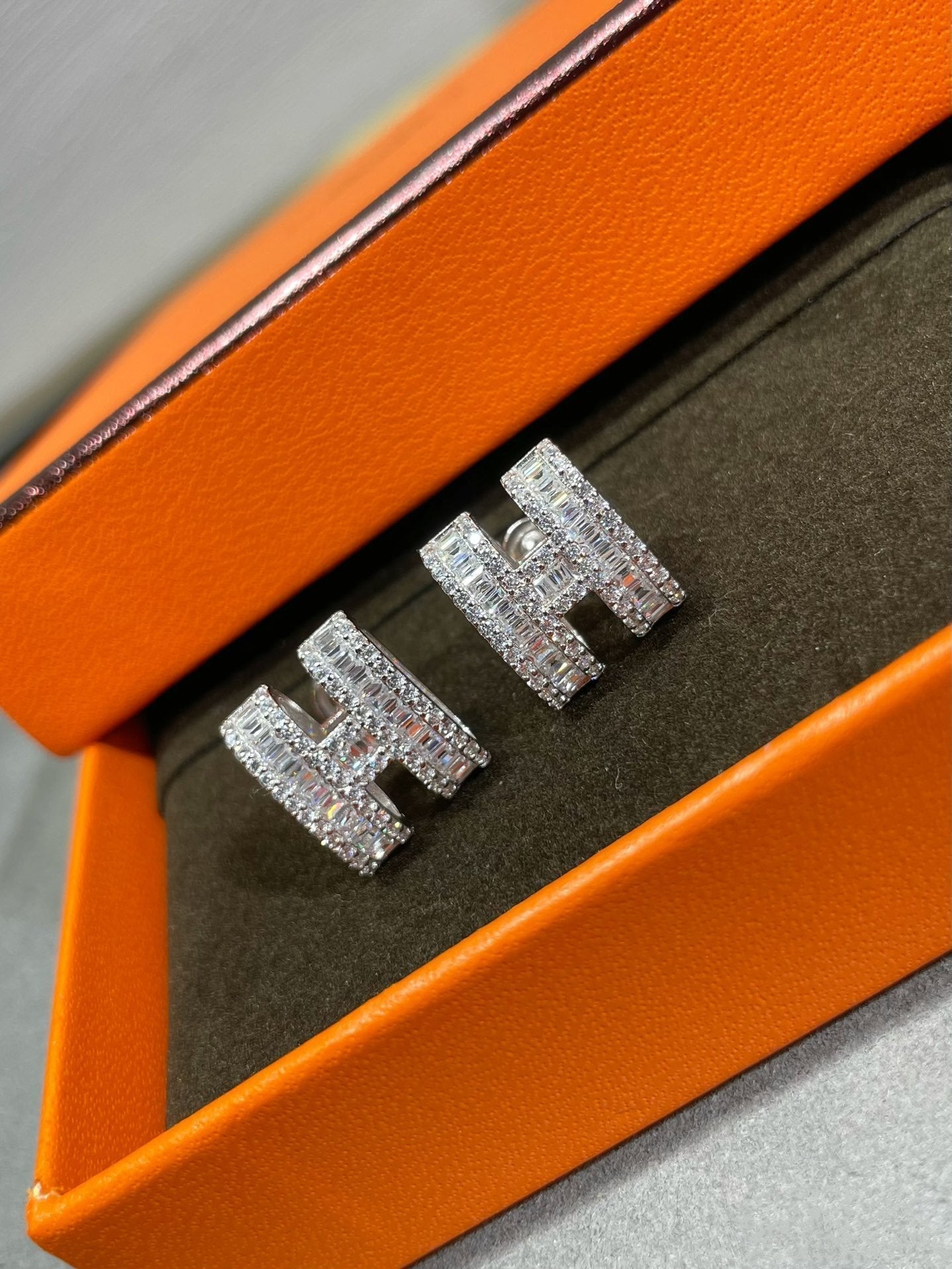 [Glimmer]H STUD EARRINGS WITH SILVER DIAMONDS