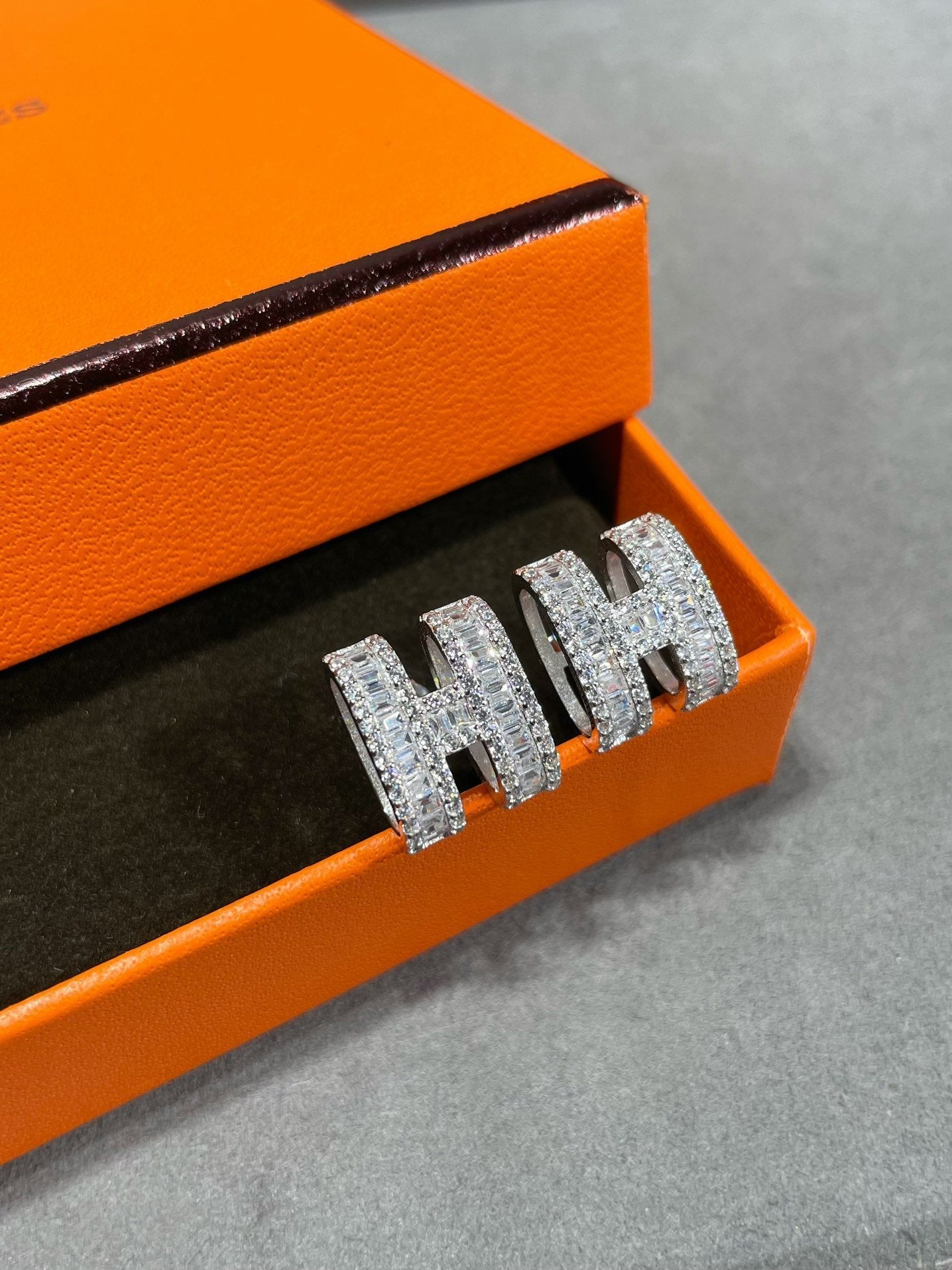 [Glimmer]H STUD EARRINGS WITH SILVER DIAMONDS
