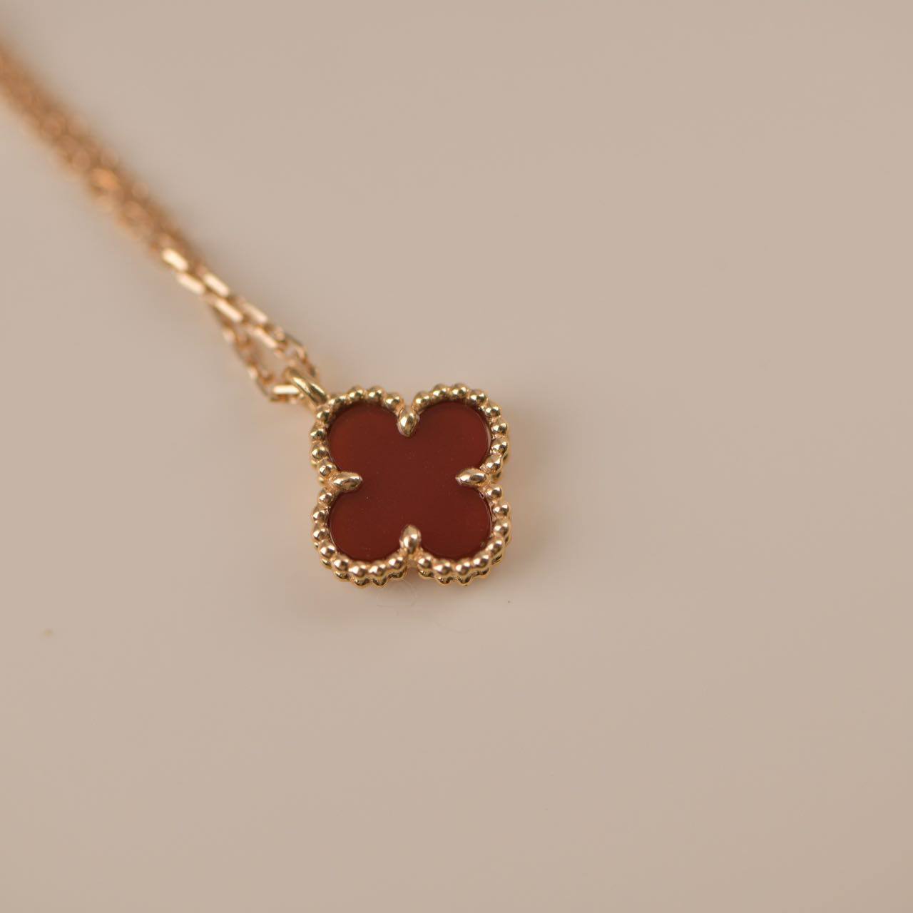 [Glimmer]CLOVER MINI 9.5MM WHITE CARNELIANS NECKLACE
