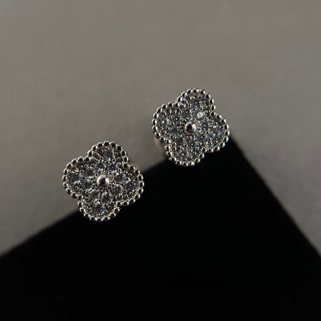[Glimmer]CLOVER MINI DIAMOND STUD EARRINGS