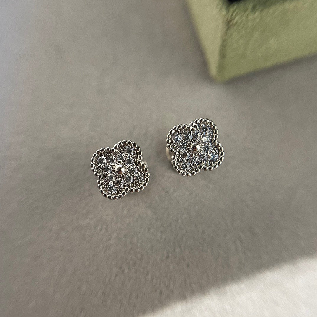 [Glimmer]CLOVER MINI DIAMOND STUD EARRINGS