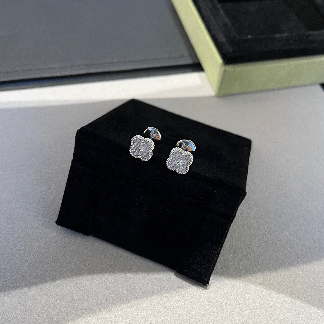 [Glimmer]CLOVER MINI DIAMOND STUD EARRINGS
