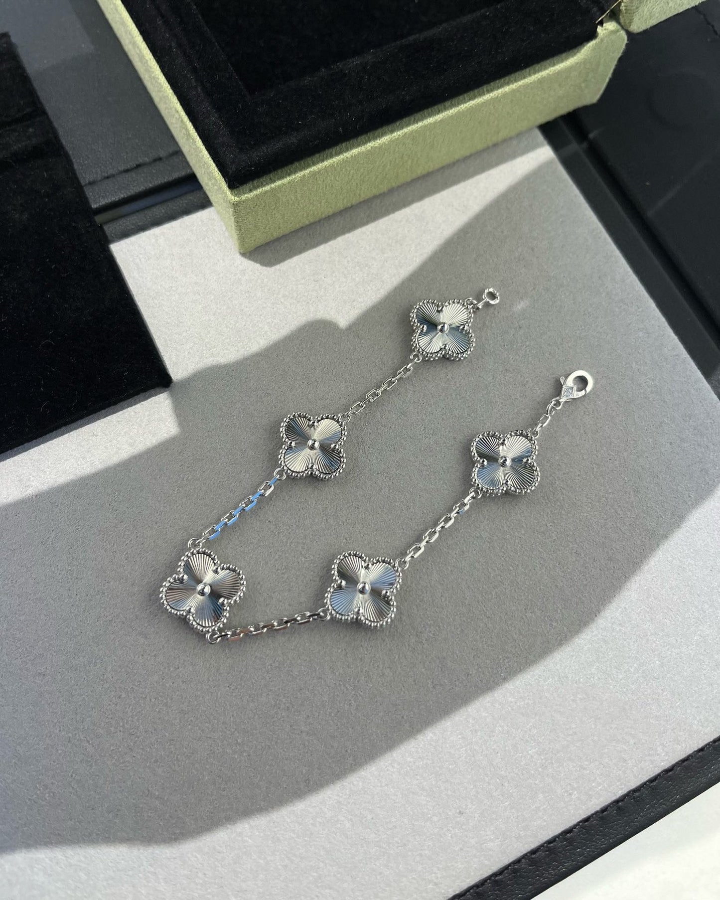 [Glimmer] CLOVER 5 MOTIF LASER BRACELET COLLECTION